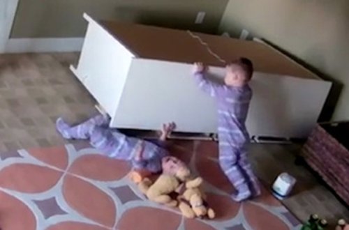 İki yaşlı əkiz qardaşını belə xilas etdi - Video