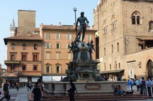 “Facebook” XVI əsrin heykəlinə aid fotoya senzura qoyub — FOTO