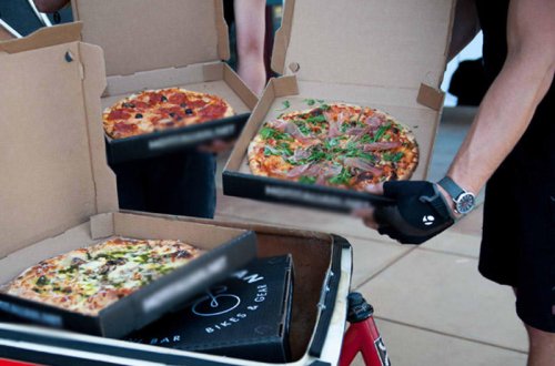 Məşhur aktyor dolanmaq üçün pizza satır - FOTO