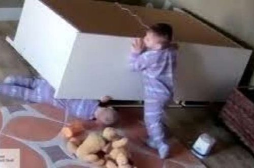 İkiyaşlı uşaq əkiz qardaşını belə xilas etdi - VİDEO