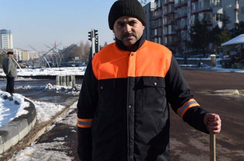 Yerdən 20 min pul tapdı, aparıb bələdiyyəyə verdi - FOTO