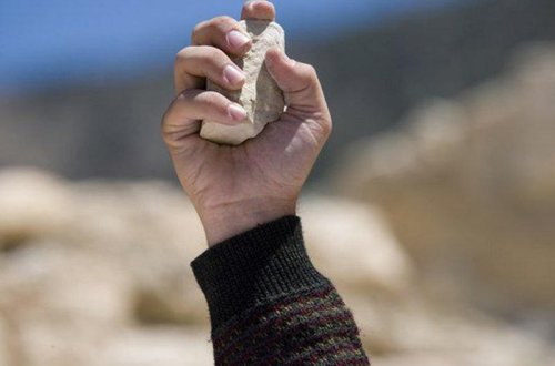 Lənkəranda qardaş bacısını daşla öldürdü - YENİLƏNİB