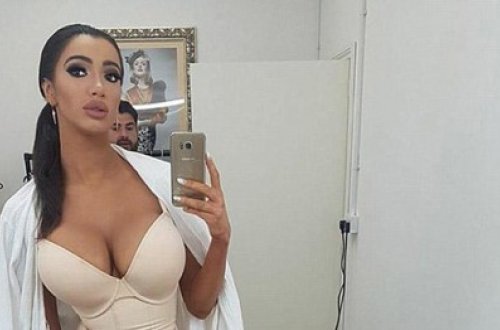 Model yarıçılpaq FOTOlarını yaydı