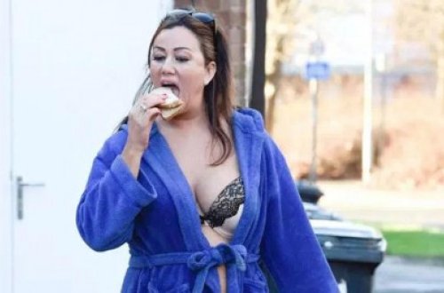 Küçəyə biabırçı geyimdə çıxdı, kameralara düşdü - FOTO