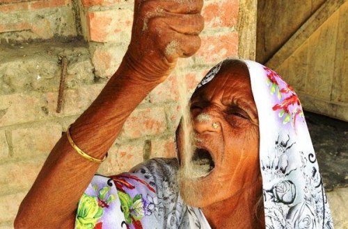 63 ildir hər gün 1 kilo qum yeyən qadın – VİDEO