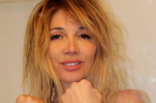 Məşhur müğənni Trampa çılpaq 