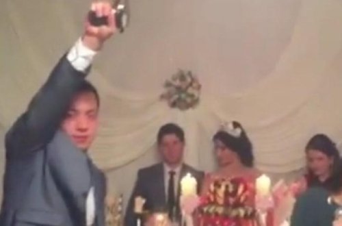 Toyda azərbaycanlı müğənnilərə silah çəkdilər - VİDEO