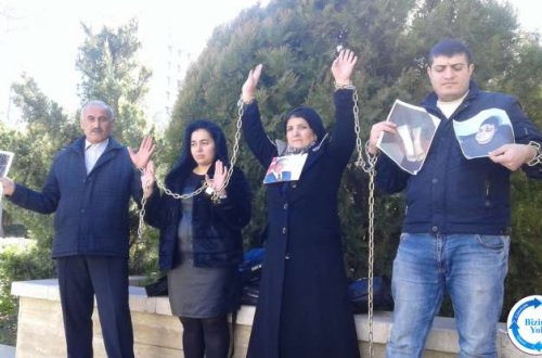 Qollarını zəncirləyən bir qrup vətəndaş Bakıda aksiya keçirdi - VİDEO