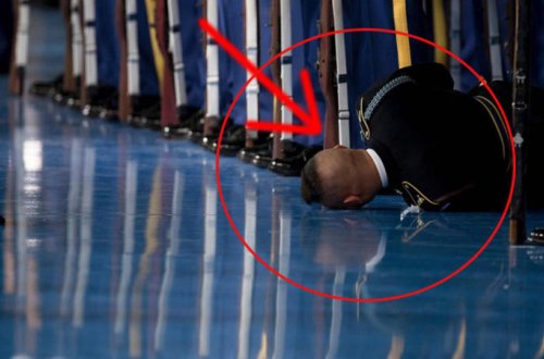 Obama ilə vida mərasimində əsgər huşunu itirdi - FOTO