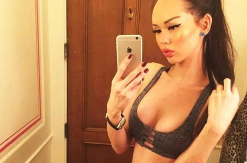 21 yaşlı tələbə müsəlmanlara fikir vermədən soyundu - FOTOLAR