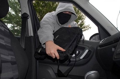 Azərbaycanda tanınmış jurnalistin maşının soydular — FOTO