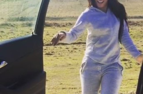 Azərbaycanlı rəqqasə rayon yolunda avtomobilini saxlayıb, küçə otasında oynadı - VİDEO