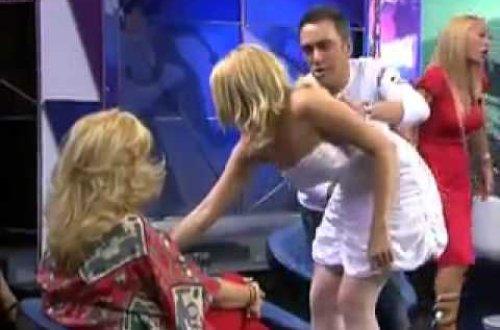 Canlı yayımda belə biyabır oldu-VİDEO