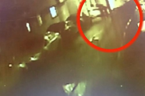 İçində cəsəd olan bükülünü apararkən görüntüləndilər - VİDEO