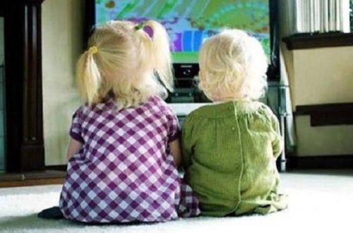 1 yaşlı körpə televizorun altında qalaraq can verdi