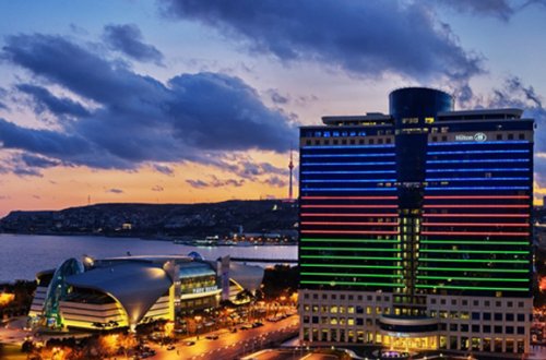 Azərbaycanda otellərə əli silahlı necə girmək olur?