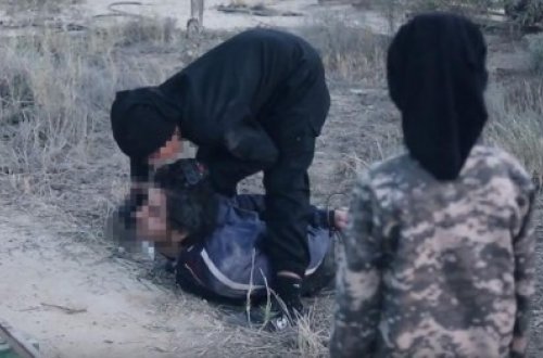  DƏHŞƏTLİ GÖRÜNTÜLƏR!  İŞİD azyaşlı uşaqlara baş kəsdirdi