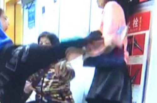 Rekordları alt-üst edən görüntü! Çində oğlan telefonla oynamağa icazə verməyən anasını təpikləyib