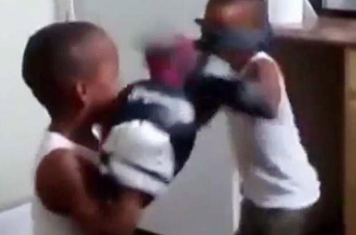 Uşağın yumruğu sosial şəbəkəni silkələdi - VİDEO