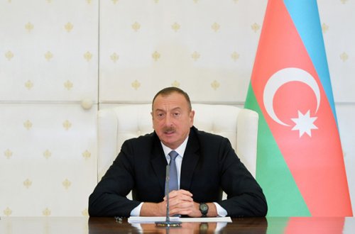 “İki uzunqulağın arpasını bölə bilməyən, bizə dərs öyrədir”