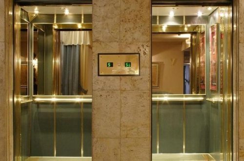 ŞOK! Liftlərə əslində niyə güzgü qoyulduğunu bilin!