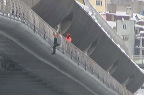 Körpüdən özünü dənizə atıb intihar etmək istədi, ölmədi, qaçdı - VİDEO -