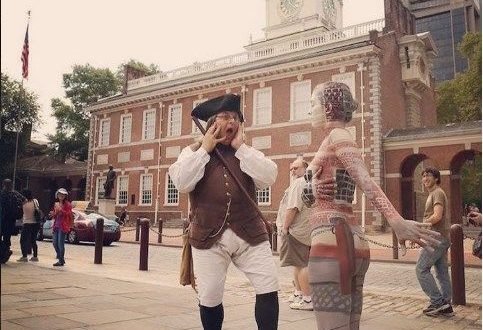 Çılpaq olmalarına baxmayaraq kimsə onları görmür – FOTOLAR