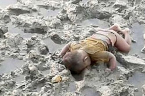 Dalğaların sahilə gətirdiyi uşaq cəsədi - dəhşətli taleyin üzü