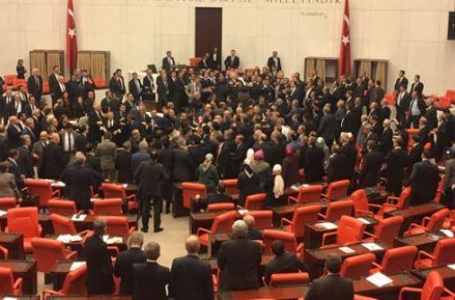 Türkiyə Parlamentində əlbəyaxa dava — FOTOLAR + VİDEO