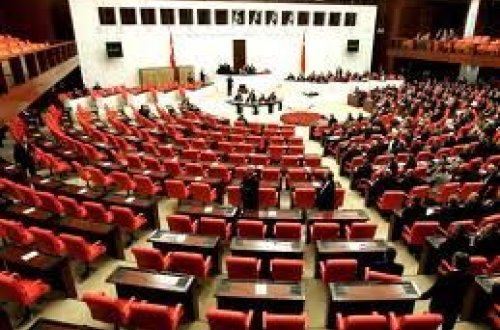 Türkiyə millət məclisində biabırçılıq - deputatın ayağını dişlədilər FOTO