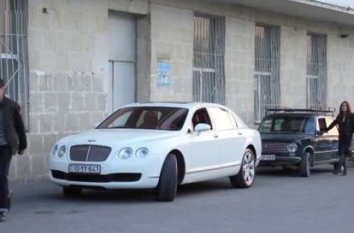 Bakıda qız oğlanları “bahalı” maşını ilə belə sınadı – VİDEO