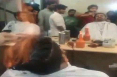 Çılğın bərbər müştərinin başını yandırdı - VİDEO