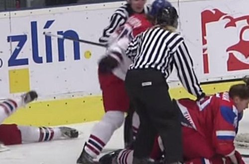 Rusiyalı hokkeyçi qızlar çexiyalı rəqibləri ilə əlbəyaxaya çıxdılar - VİDEO