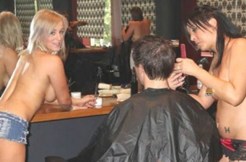 Moskvada çılpaq qızların saç kəsdiyi kişi salonu aşkarlandı - VİDEO