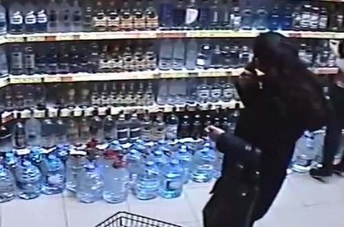 Bakıda gənc qızın marketdən oğurluğu kameraya düşdü – VİDEO