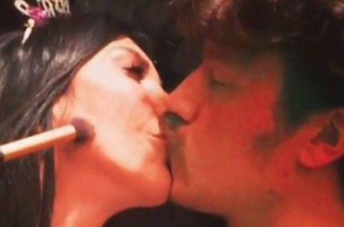 Müğənni oğlunun yanında nişanlısı ilə öpüşdü - FOTO