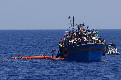 Liviyada 110 miqrantın olduğu gəmi batıb