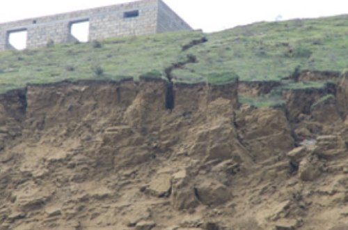 Nazirlik NARAHATDIR - Sürüşmə sahəsində hələ də evlər tikilir