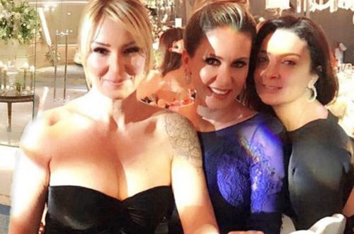 Aktrisanı sinə dekoltesinə görə yıxıb-sürüdülər - FOTOLAR