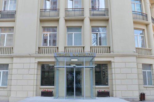 Azərbaycanda bu universitet BAĞLANDI: Nə rektorun xəbəri var, nə də prorektorun (YENİLƏNİB)