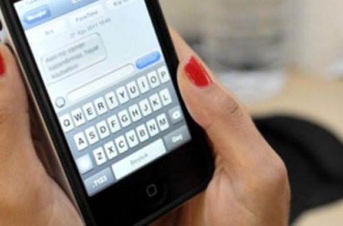 Arvadının xalatından gizlətdiyi telefonu düşdü, kişilərlə yazışmasını tutdu - MƏHKƏMƏ