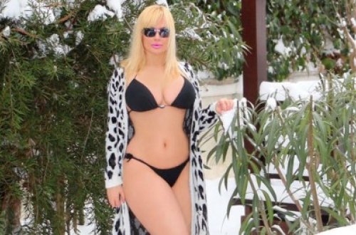 Qarlı havada soyundu: 