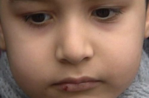 Bakıda uşaq tərbiyəçi tərəfindən amansızcasına döyüldü - VİDEO