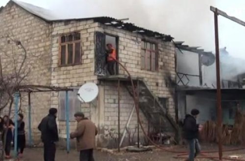 “Oğlum qışqırdı ki, evdən tüstü çıxır” - 7 ailənin yaşadığı bina yandı