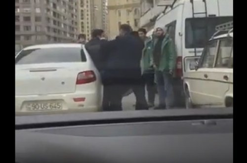 DƏHŞƏTLİ GÖRÜNTÜLƏR ! Bakının mərkəzində oğlanı zorla belə qaçırtdılar - VİDEO