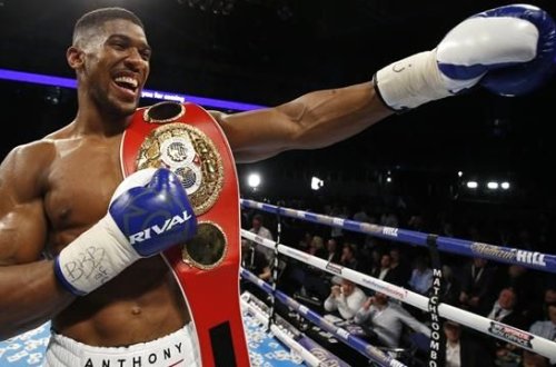 Məşhur idmançını məsciddə görənlər ETİRAZA qalxdı - FOTO