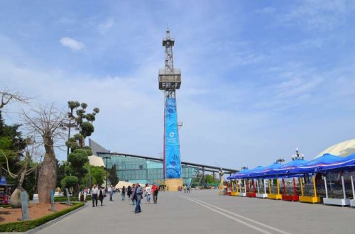 Bakıda 36 yaşlı kişi bulvardakı saat qülləsinə çıxaraq intihara cəhd edib