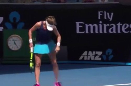 Kəpənək tennisçinin elə yerinə girdi ki... - VİDEO