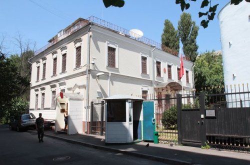 İsveçrədə Türkiyə baş konsulluğuna hücum olub