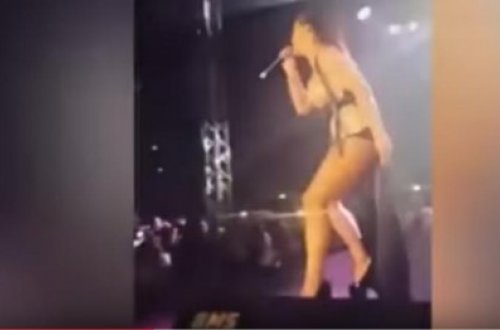Konsert zamanı müğənninin sinəsi göründü - VİDEO